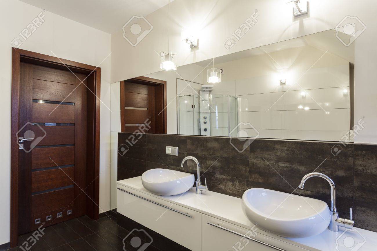 Grand design due lavandini in bagno contemporaneo foto royalty ...