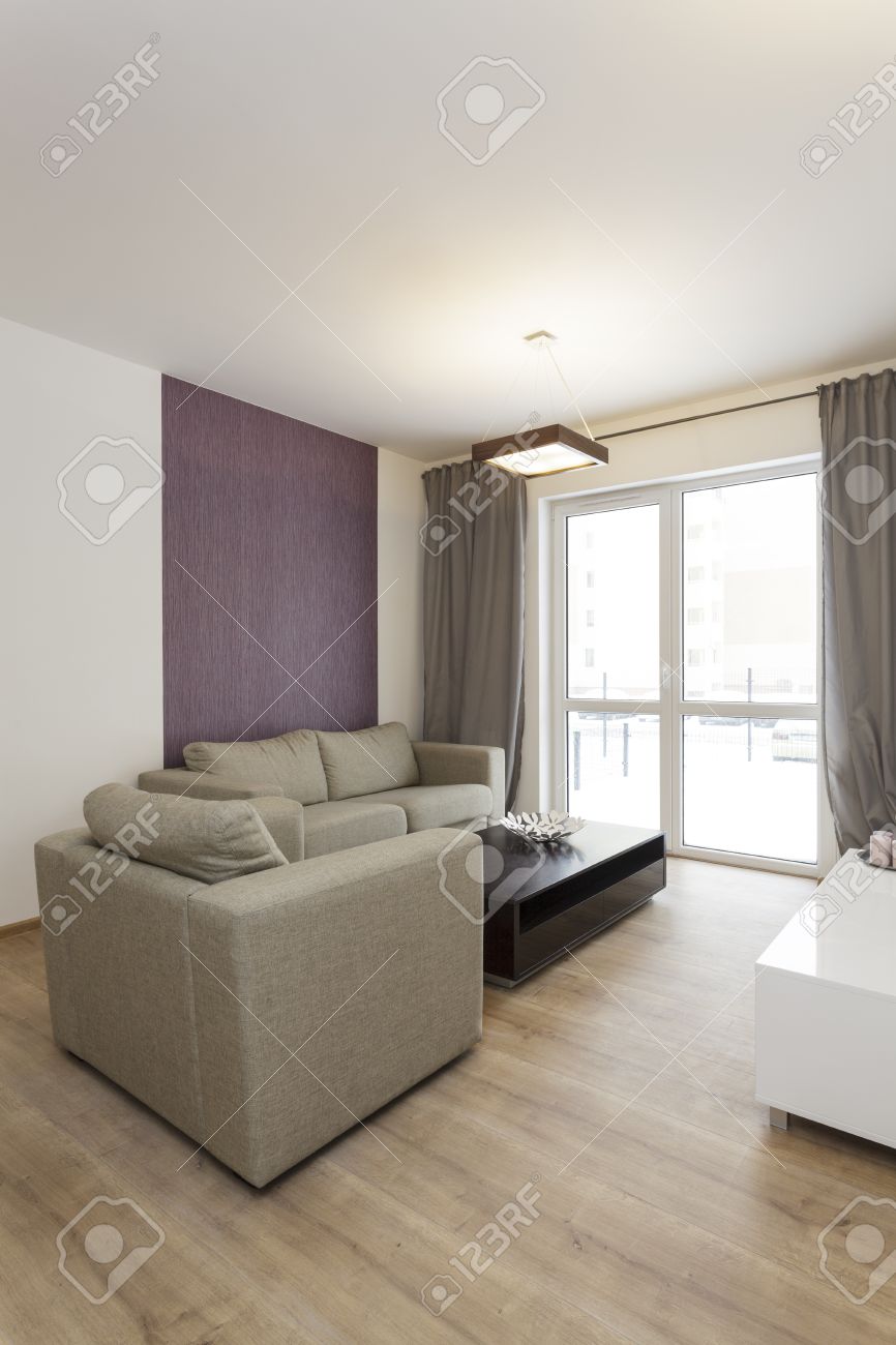 Gezellige flat grijze bank en fauteuil in de woonkamer royalty ... Woonkamer behang beige