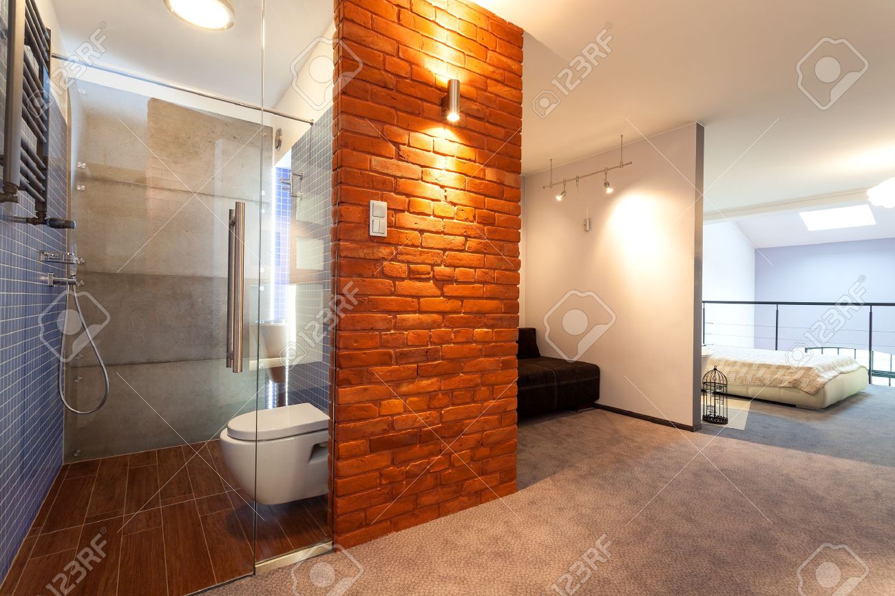 Badkamer en slaapkamer in een moderne loft royalty vrije foto ...