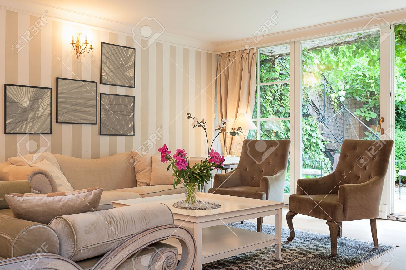 Weinlese herrenhaus ein luxuriöse suite in einem beige ... Wohnzimmer beige