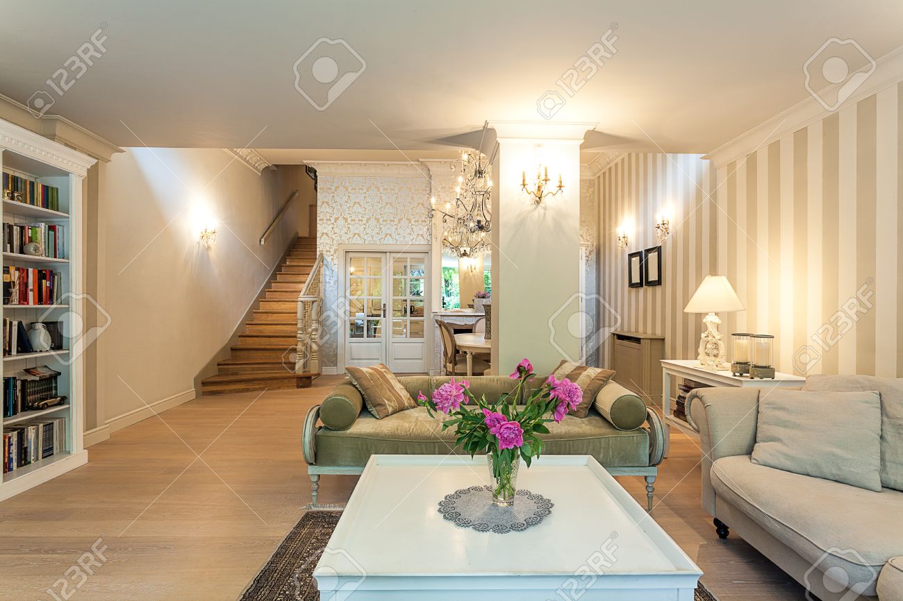 Weinlese herrenhaus ein geräumiges wohnzimmer edel in beige ... Wohnzimmer beige