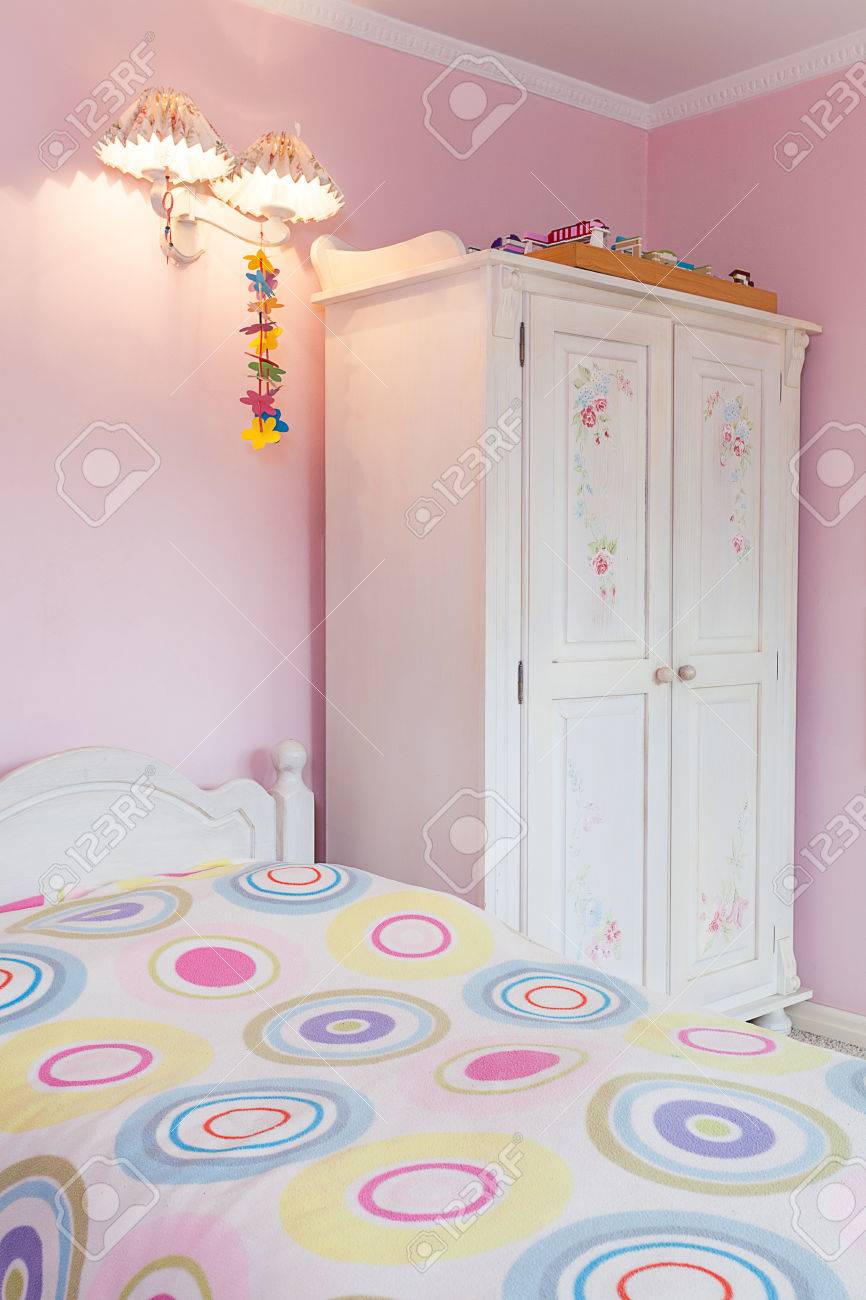 Vintage herenhuis een girly slaapkamer met een kleurrijke bed en ...
