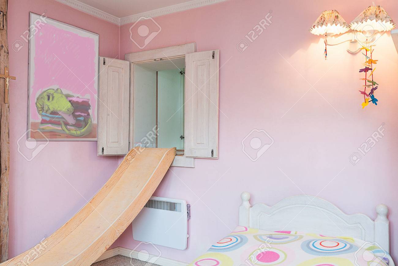 Vintage herenhuis apink muur van de slaapkamer van een meisje ...