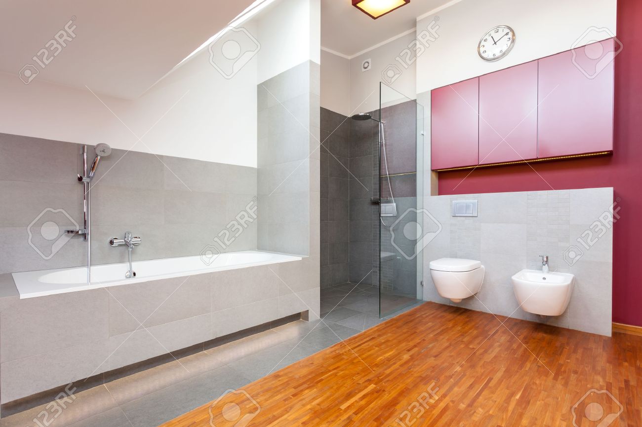 Salle de bain rouge et gris moderne avec plancher en bois banque d ...