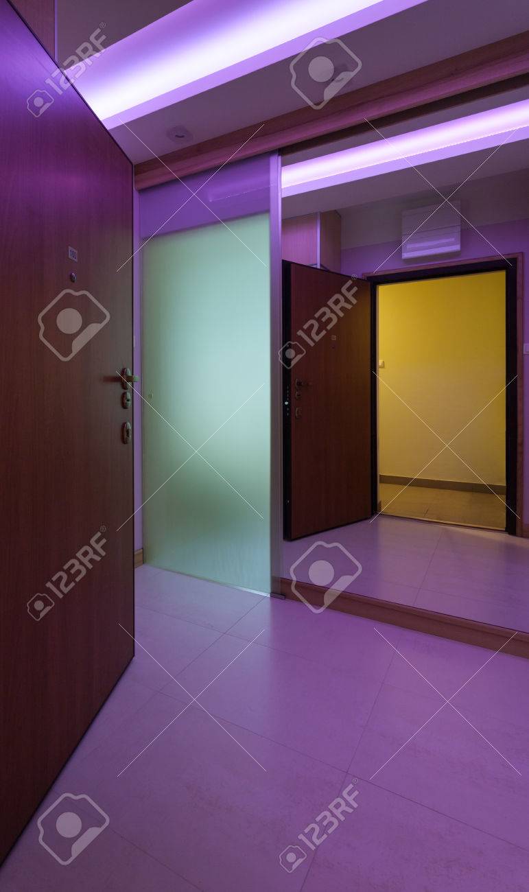 Illuminazione corridoio ingresso: home staging in una casa di ... Ingresso moderno con muretto