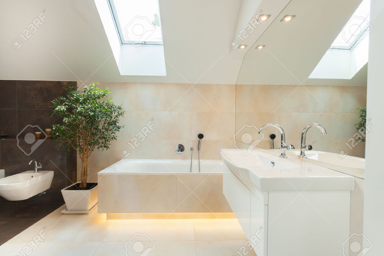 Belle salle de bains moderne avec baignoire grand illuminé banque ...
