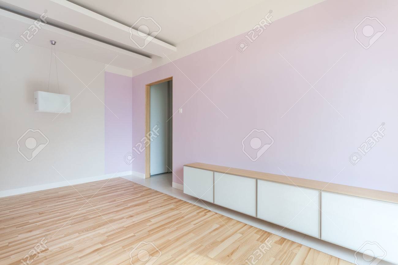 Spaziosa stanza vuota in colori pastello e controsoffitto foto ... Soffitto disegno Colore