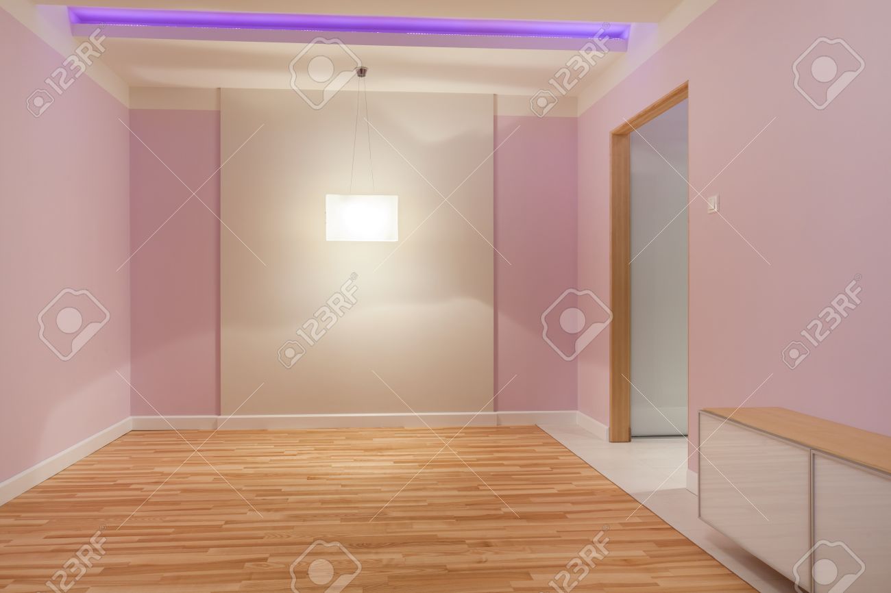 Spacieuse chambre rose vide avec plancher en bois banque d'images ...