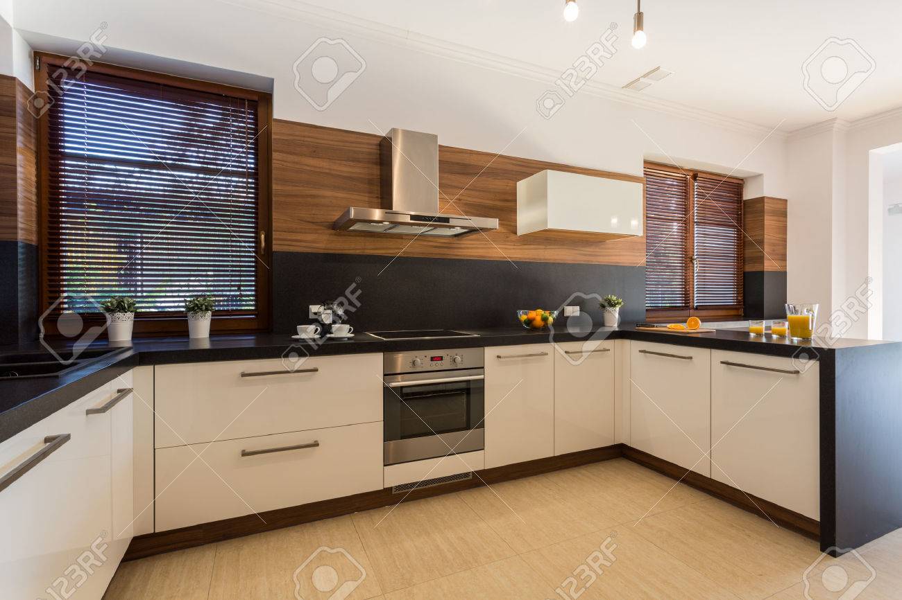 Afbeelding van nieuwe moderne keuken met houten vloer royalty ...