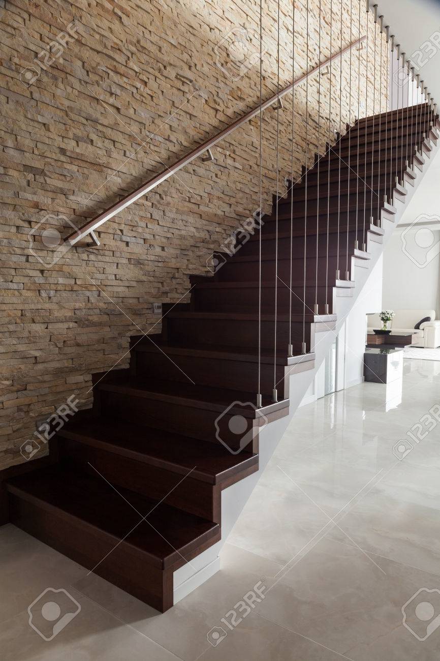 Bakstenen muur en houten trap in ontworpen interieur royalty vrije ...