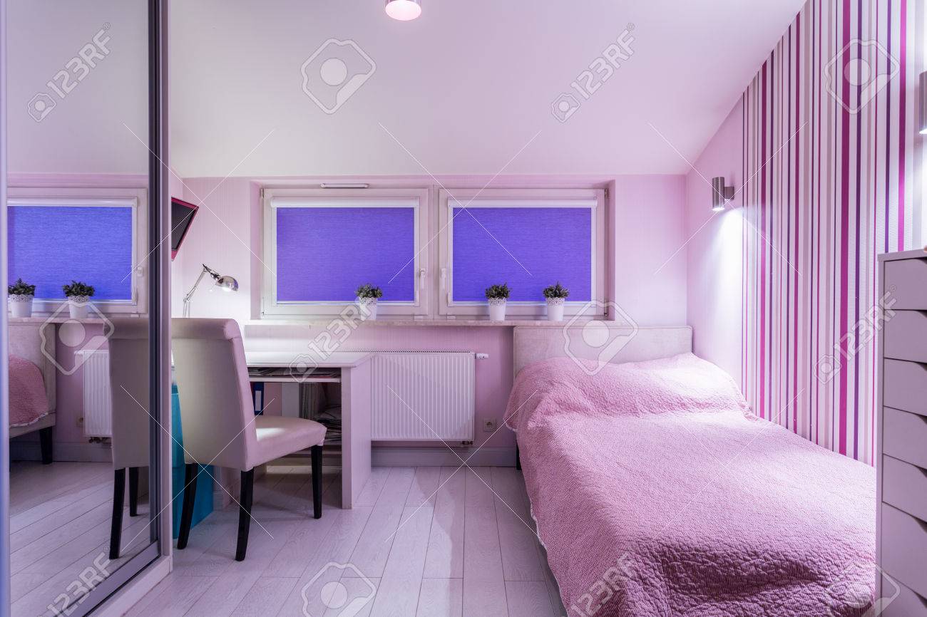 Kleine Gemtliche Rosa Schlafzimmer Mit Holzboden Lizenzfreie