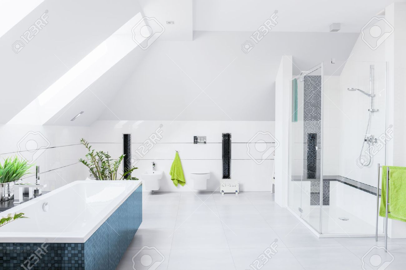 Exklusiv ljust badrum med vit marmor golv och lutande väggen ...