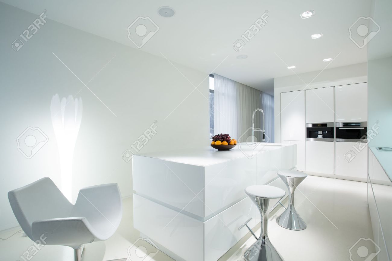 Cucina moderna bianco con stravaganti sala da pranzo foto royalty ...