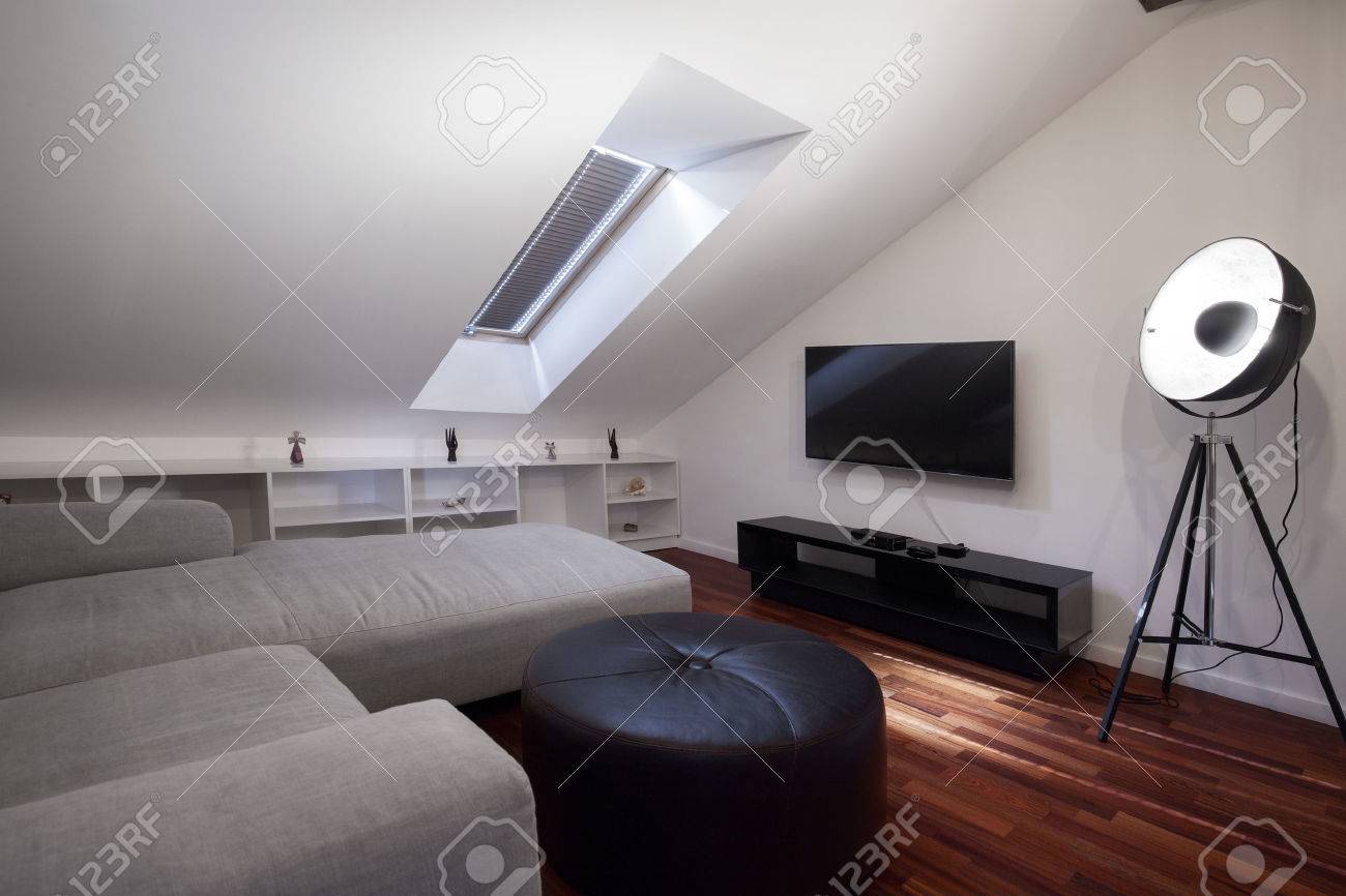 Weià gemütliches wohnzimmer im dachgeschoss lizenzfreie fotos ... Welche farbe passt zu grauen möbeln
