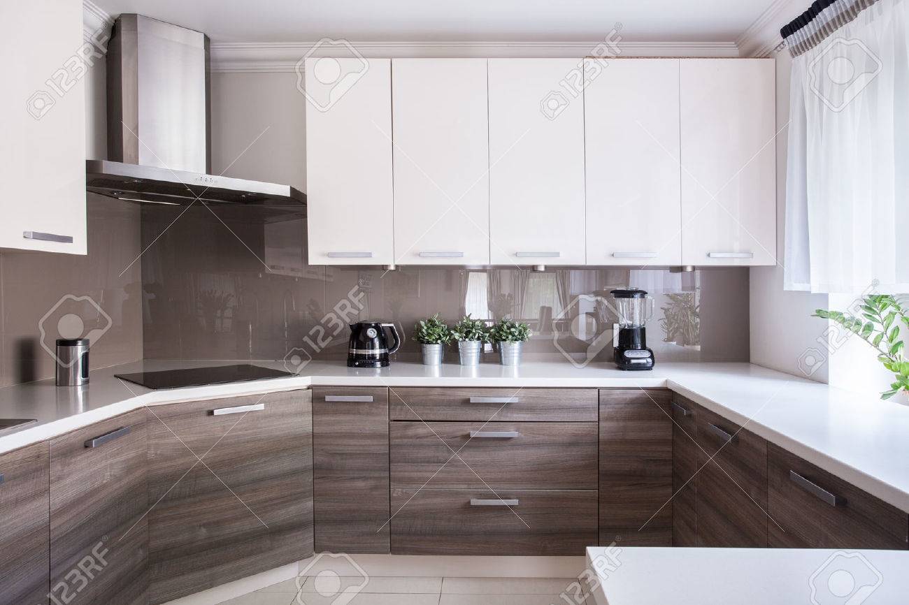 Accogliente cucina interna beige con armadi in legno foto royalty ...
