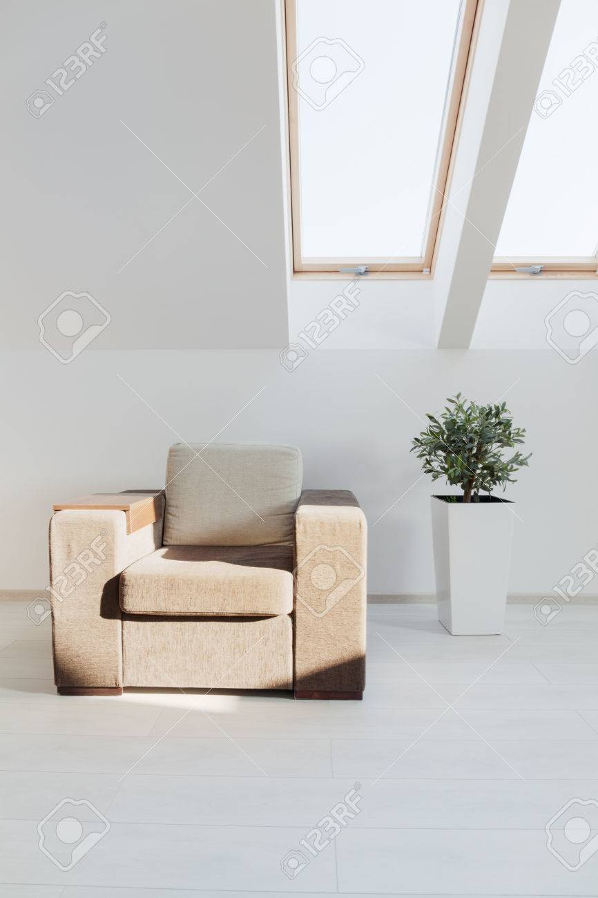 Semplice poltroncina beige in tutto bianco arredato mansarda ...