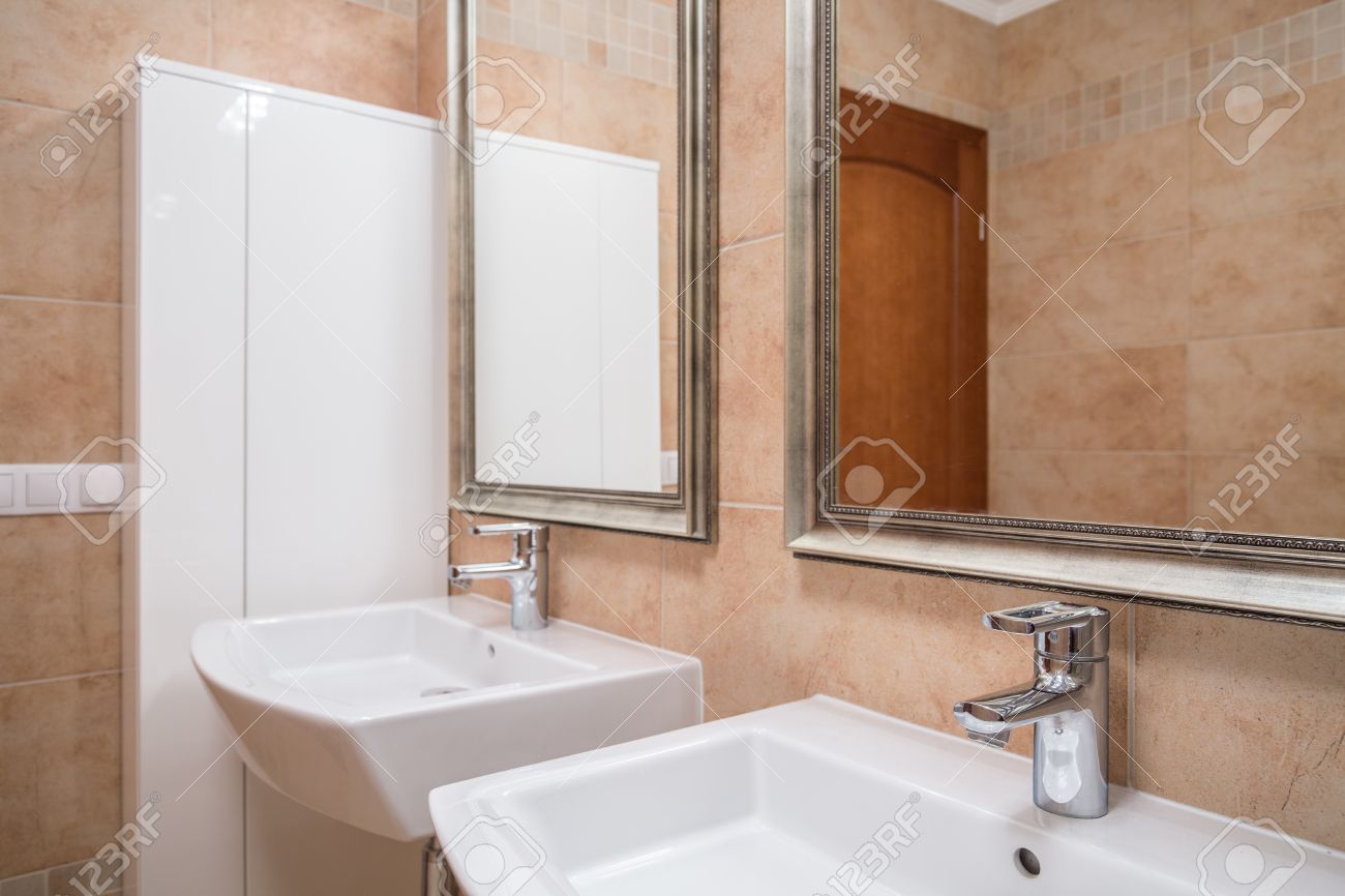 Due lavabi e specchi in elegante bagno beige foto royalty free ...