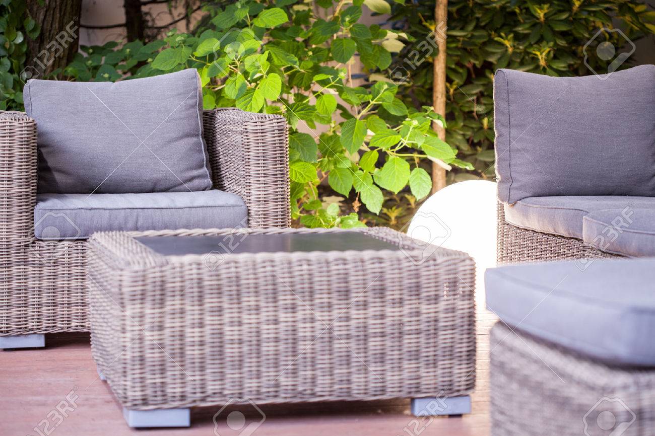 Wicker fauteuil en tafel modern tuinmeubilair royalty vrije foto ...