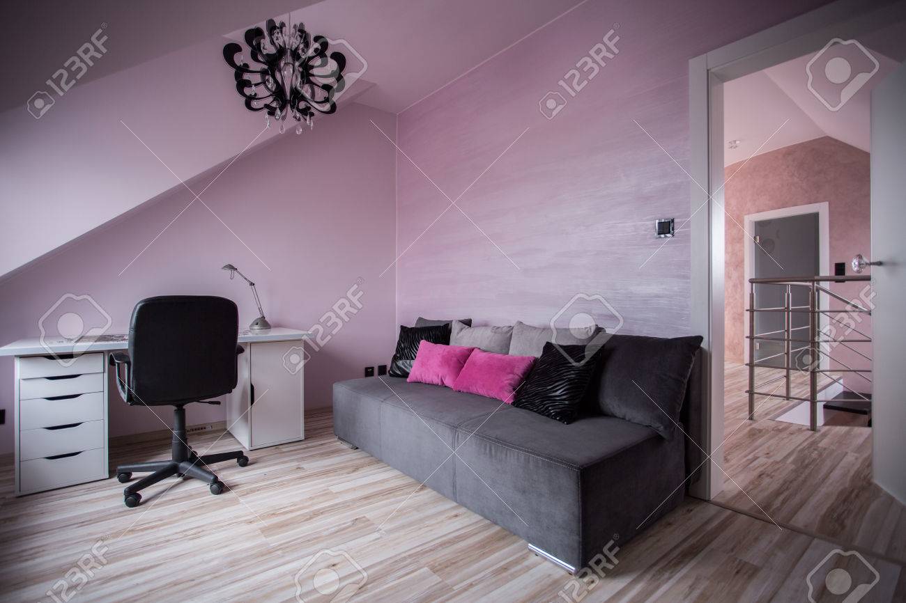 Rose et moderne intérieur gris de chambre ado banque d'images et ...