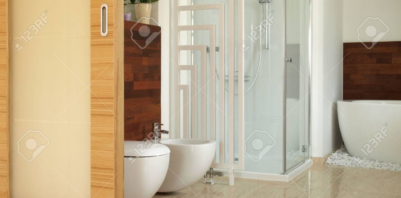 Salle de bain contemporaine avec baignoire, douche et bidet banque ...