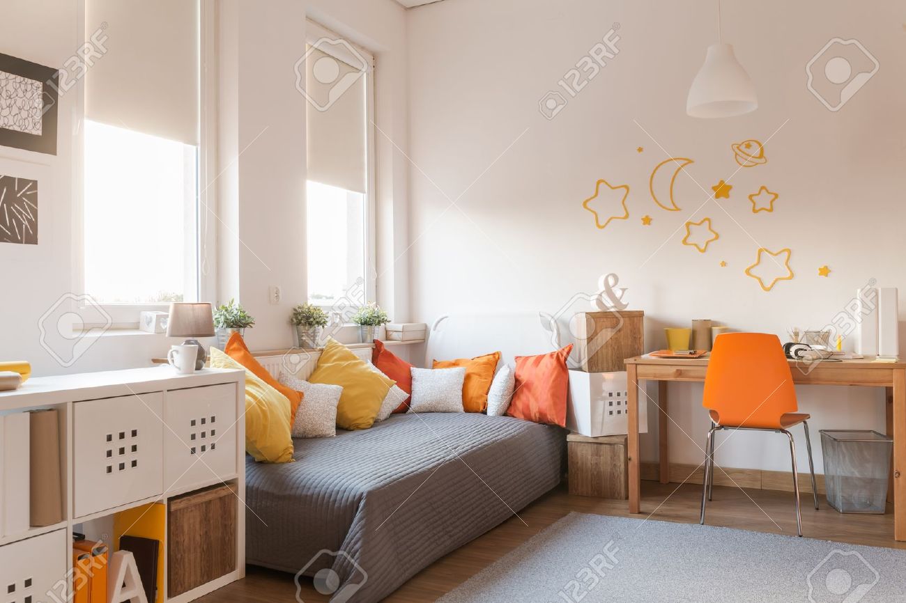 Geel en oranje accessoires in de moderne tiener kamer royalty ...