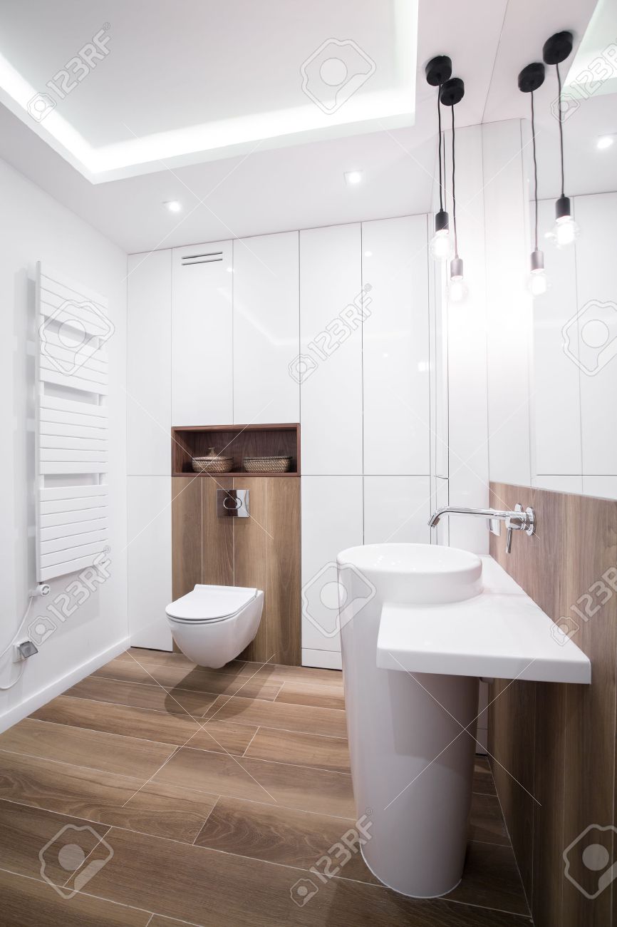 Immagine del bagno moderno design con pavimento in legno foto ... Pavimento moderno