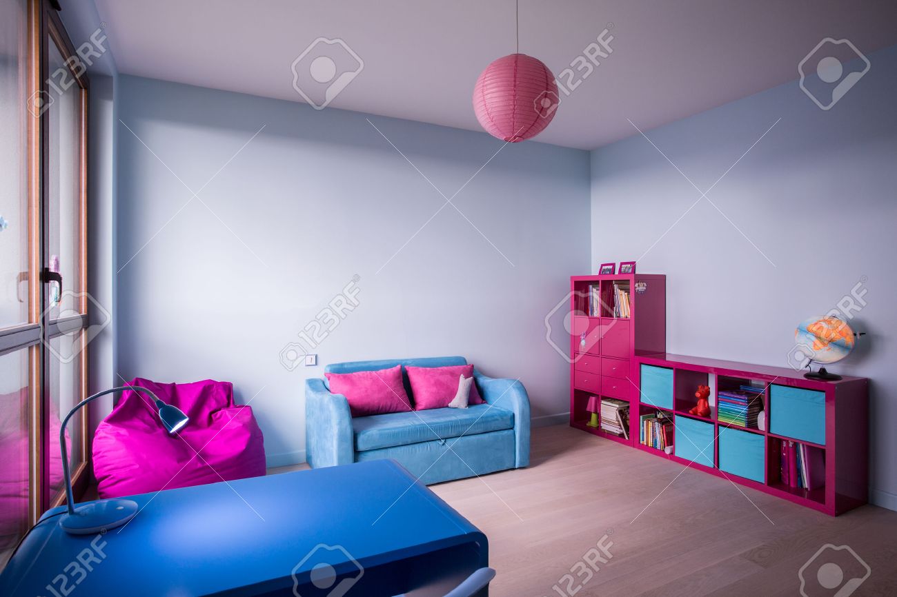 Blauw en roze meubels in de slaapkamer voor meisje royalty vrije ...