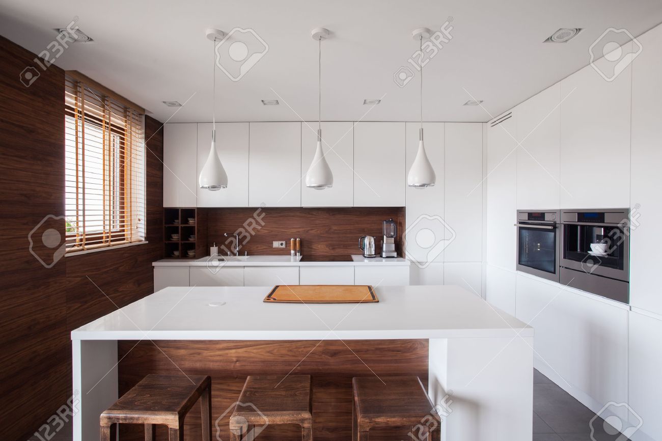 Witte keuken eiland in moderne houten keuken royalty vrije foto ...
