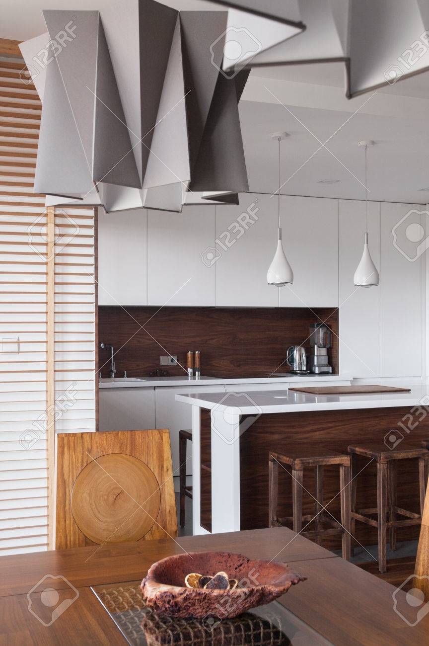 Lampadario moderno e grigio in una sala da pranzo foto royalty ... Lampadario ultramoderno