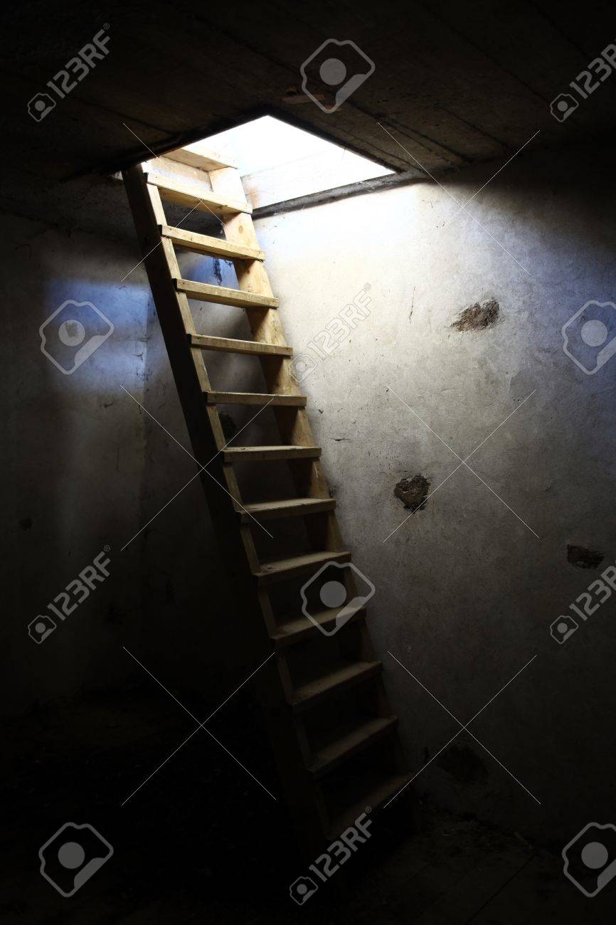 Een oude ladder in een ondergrondse kamer royalty vrije foto ...