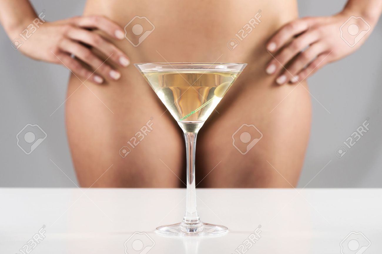 Challenge de Juin 2016 : Triangle - fin le 28 juin 32110268-martini-femme-cache-en-verre-debout-nu-gros-plan-d-une-jeune-fille-sexy-avec-les-mains-sur-les-cuiss-Banque-d'images