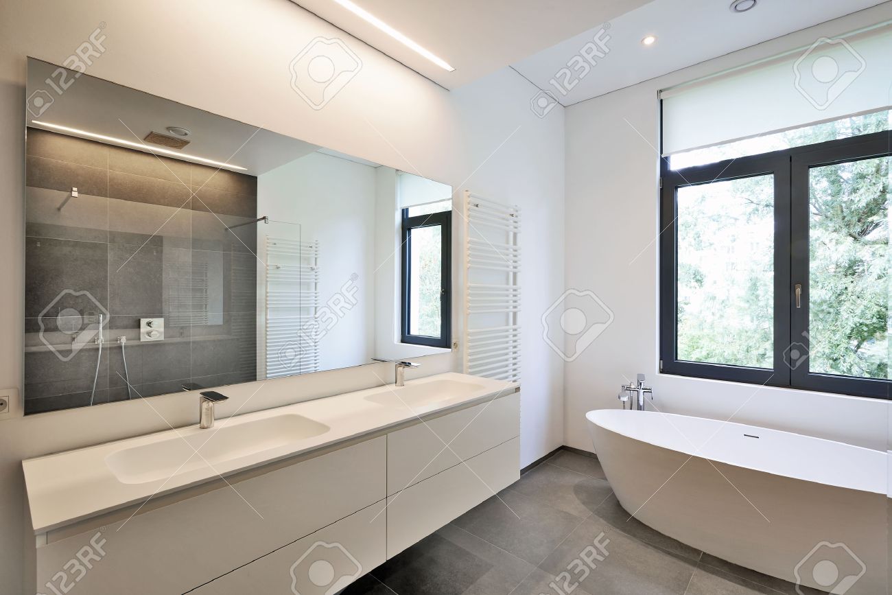 Badewanne aus corian, wasserhahn und dusche im gefliesten bad mit ... Wasserhahn weiß bad