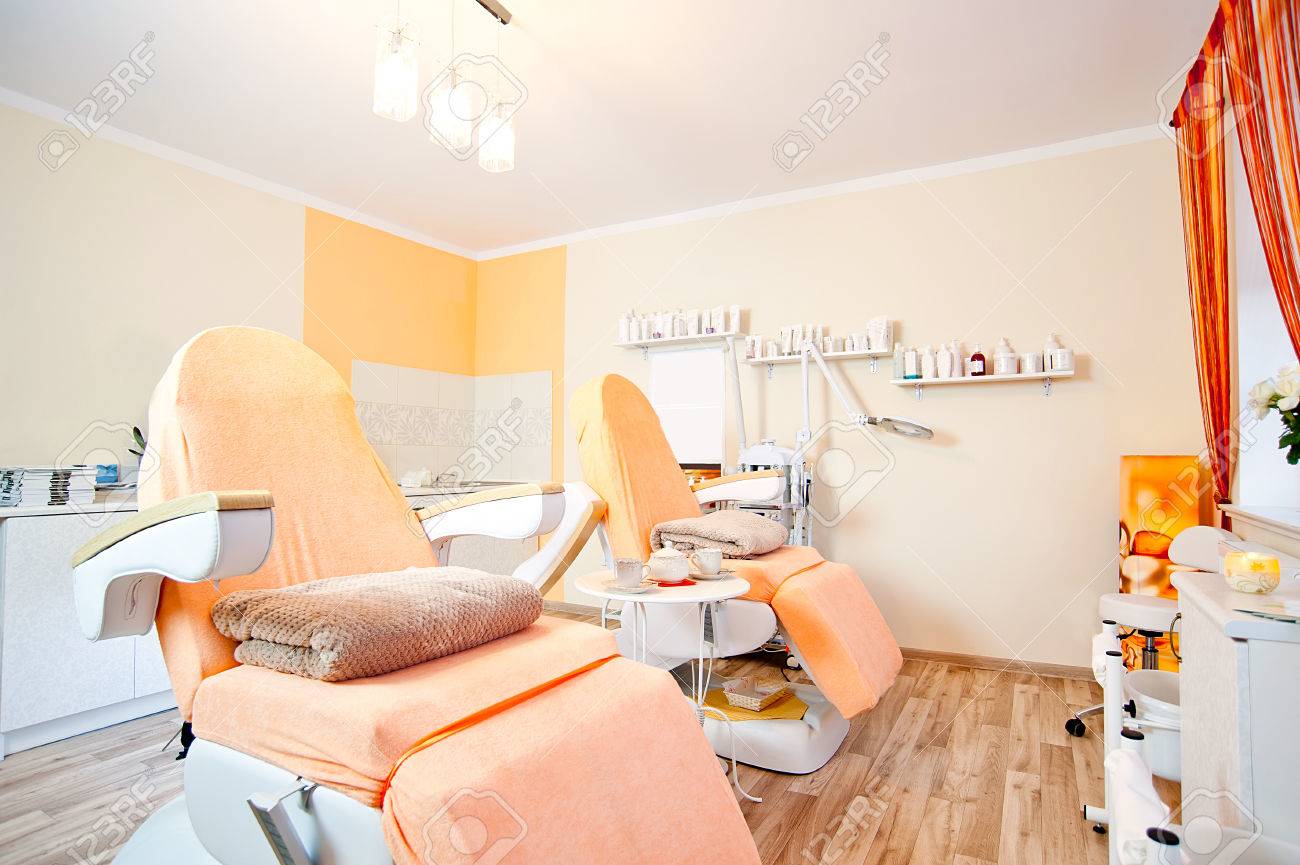 Interieur van massagesalon massage stoel en theetafel met ... Slaapkamer donker meubilair