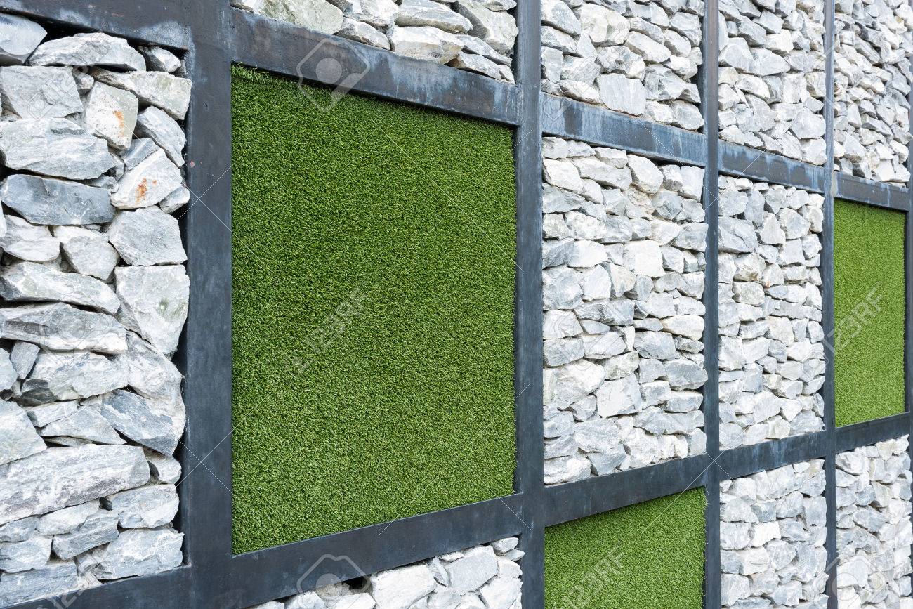 Wand aus stein und künstlichen gras hintergrund. lizenzfreie fotos ... Schrankwand massivholz