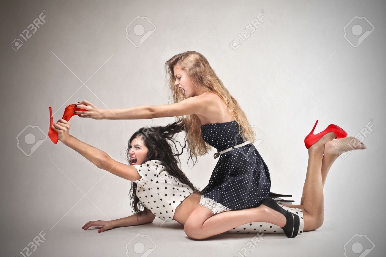 22776216-femmes-qui-se-battent-pour-une-paire-de-chaussures-rouges-Banque-d'images.jpg