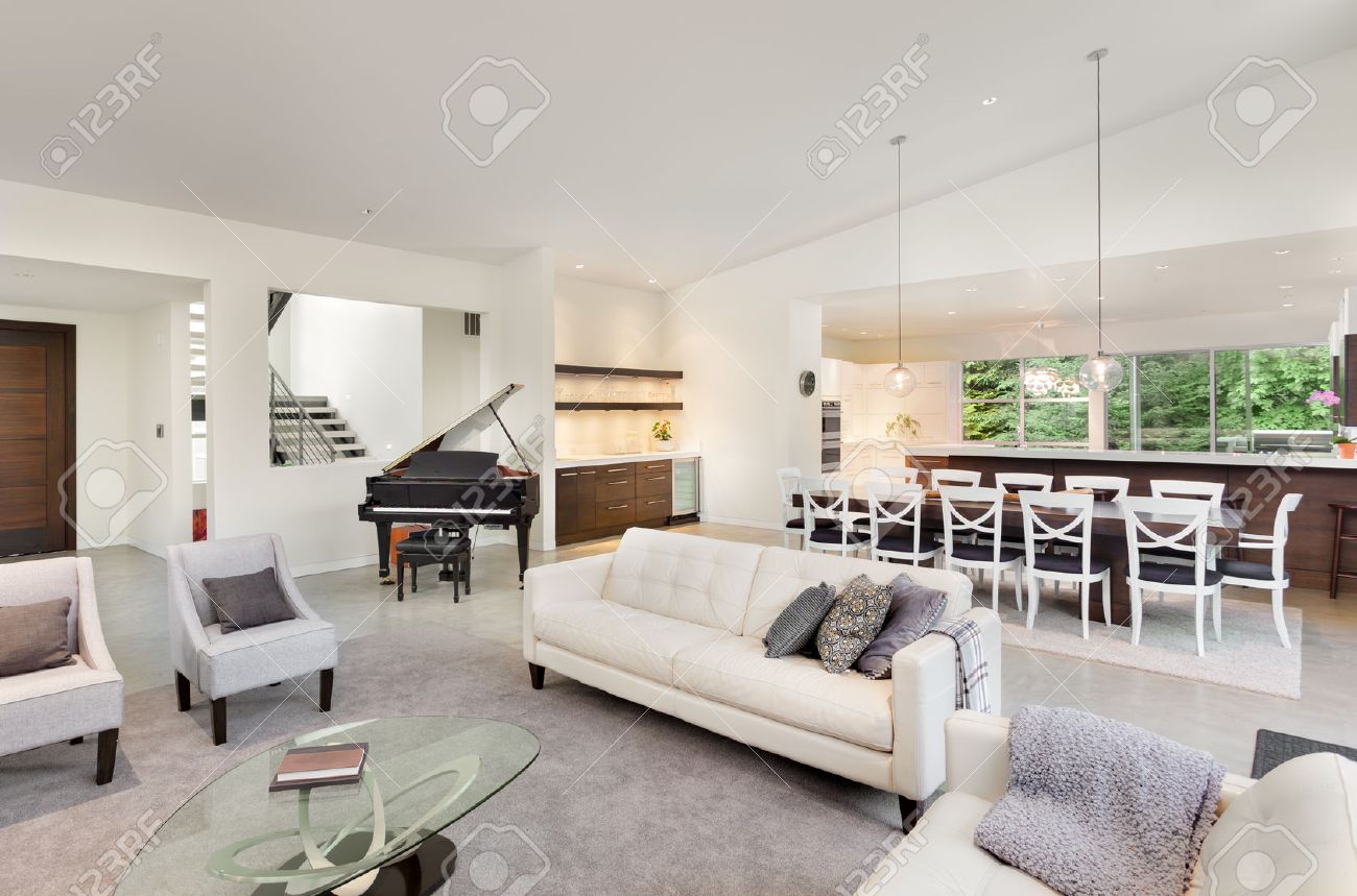 Woonkamer interieur in een nieuw luxe huis met ingang, piano, bank ...