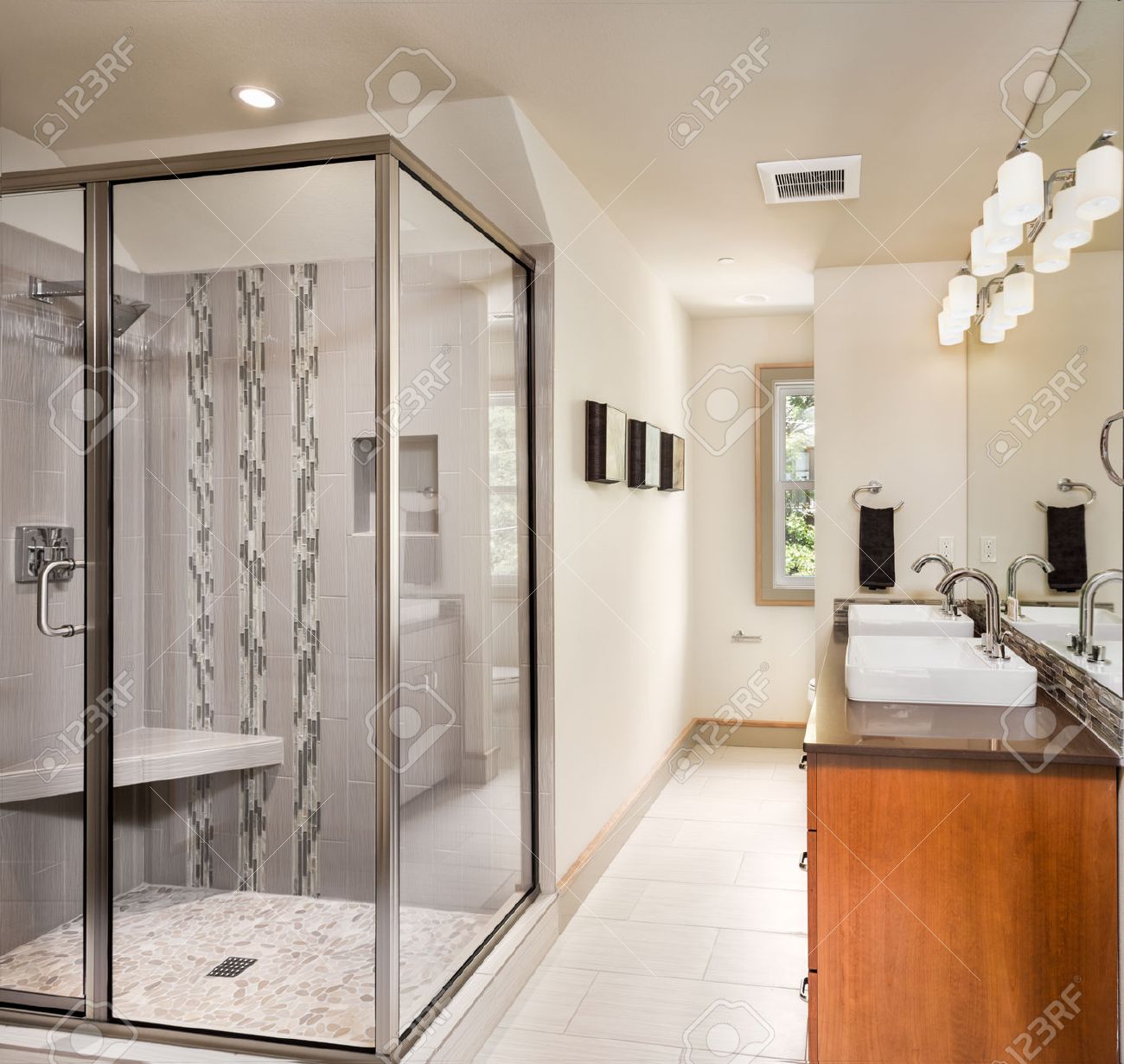 Miroir salle de bain banque d'images, vecteurs et illustrations ...