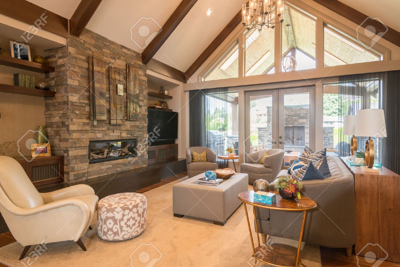 Eingerichtetes wohnzimmer in luxus haus lizenzfreie bilder 50555928
