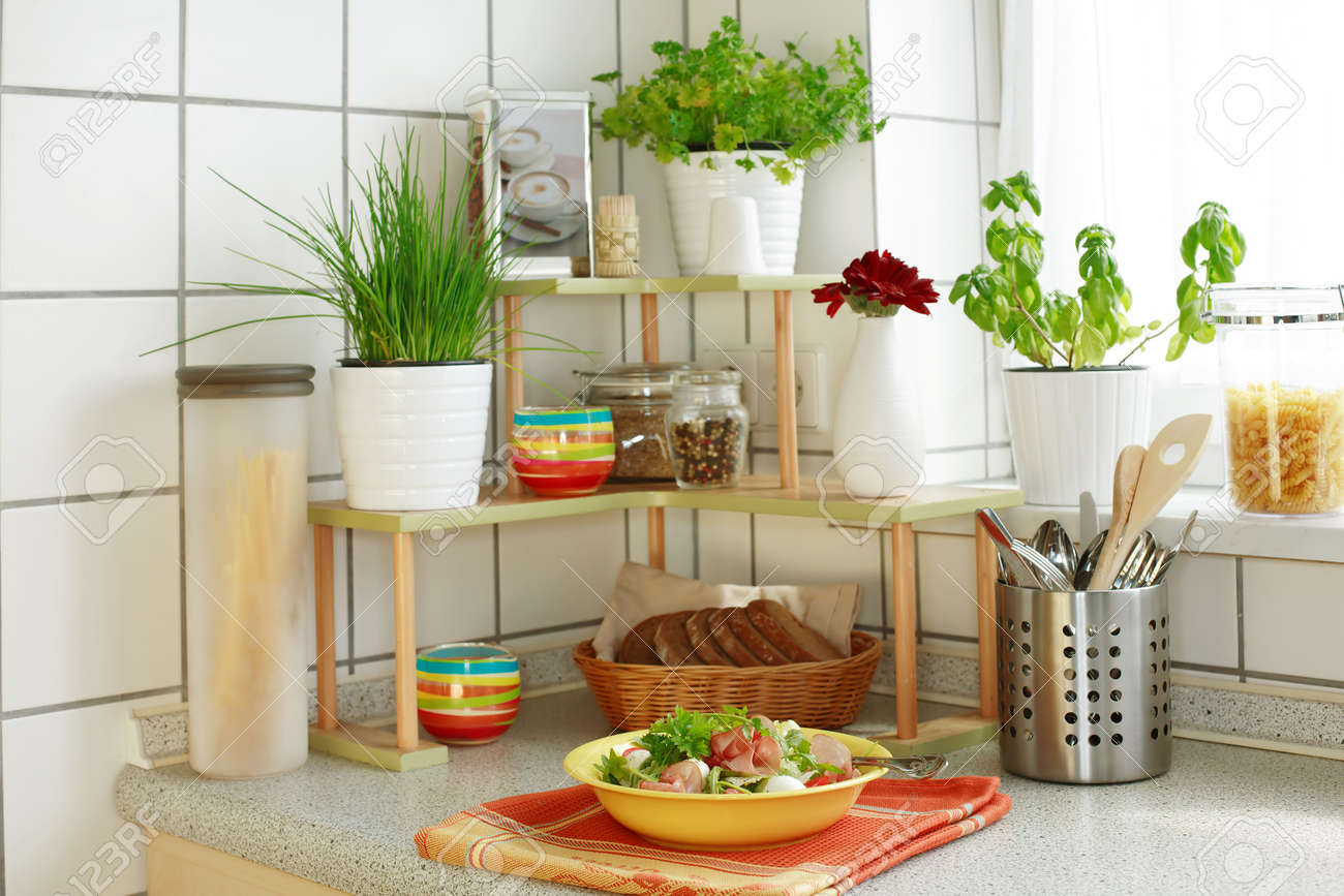 Cuisine de l'intérieur avec petite étagère avec des pots herbe et ...