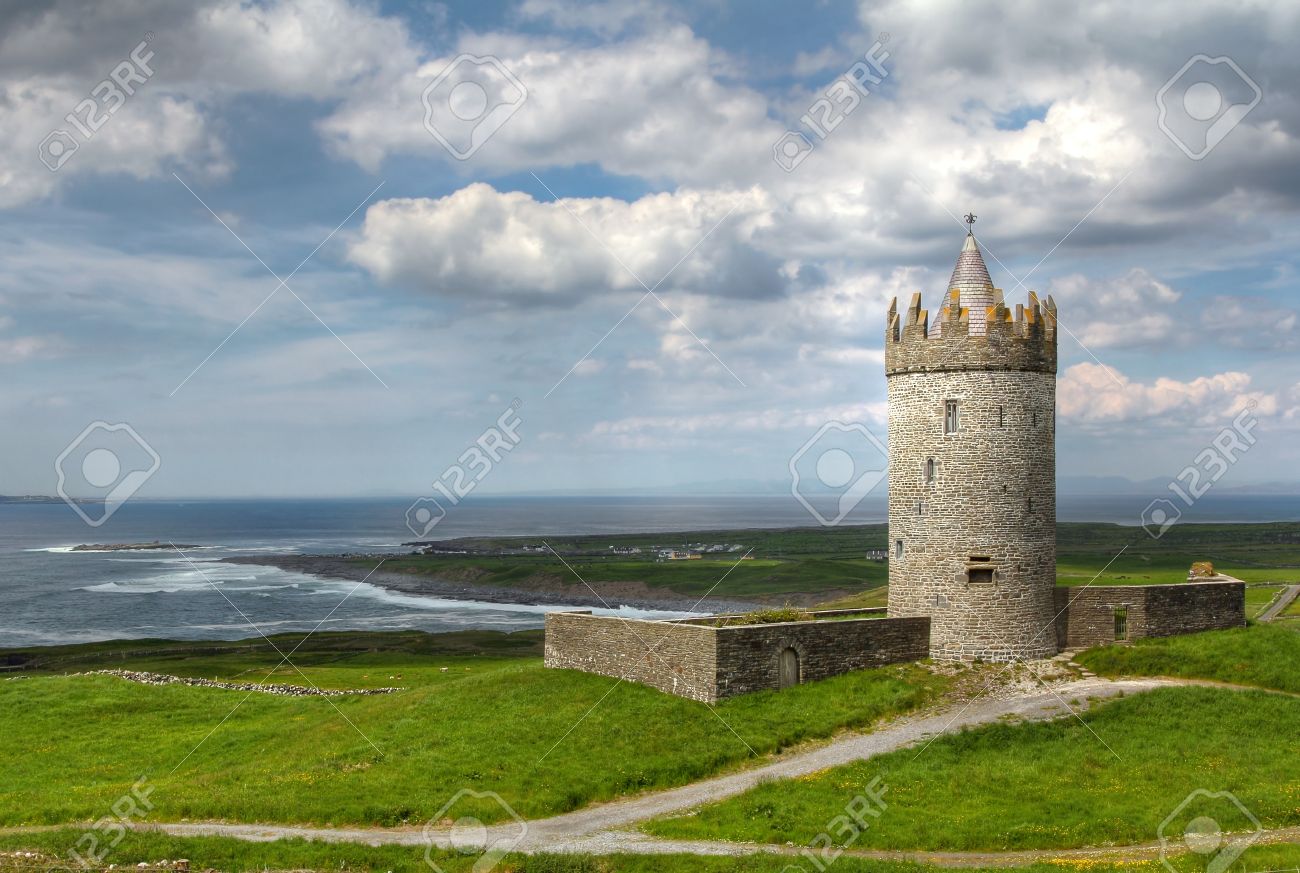 Foto de archivo , Castillo Doonagore en la carretera costera de famosos acantilados de Moher. Condado de Clare, Irlanda