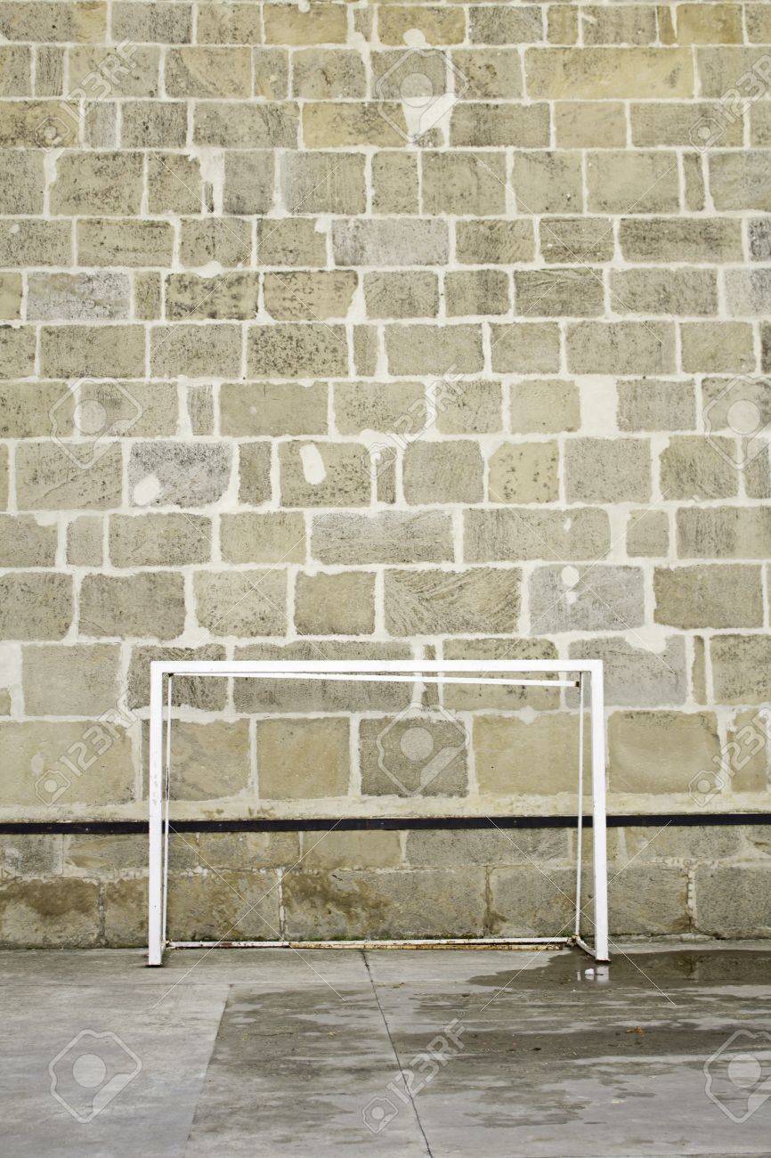 FuÃballtor an der wand aus stein gebrochen, sport und spaà ... Schrankwand massivholz