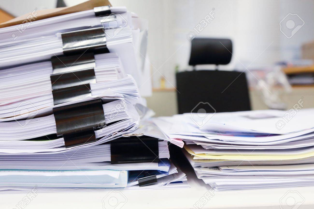 Stökigt kontor bord med affärsdokument royalty fria stockfoton ...