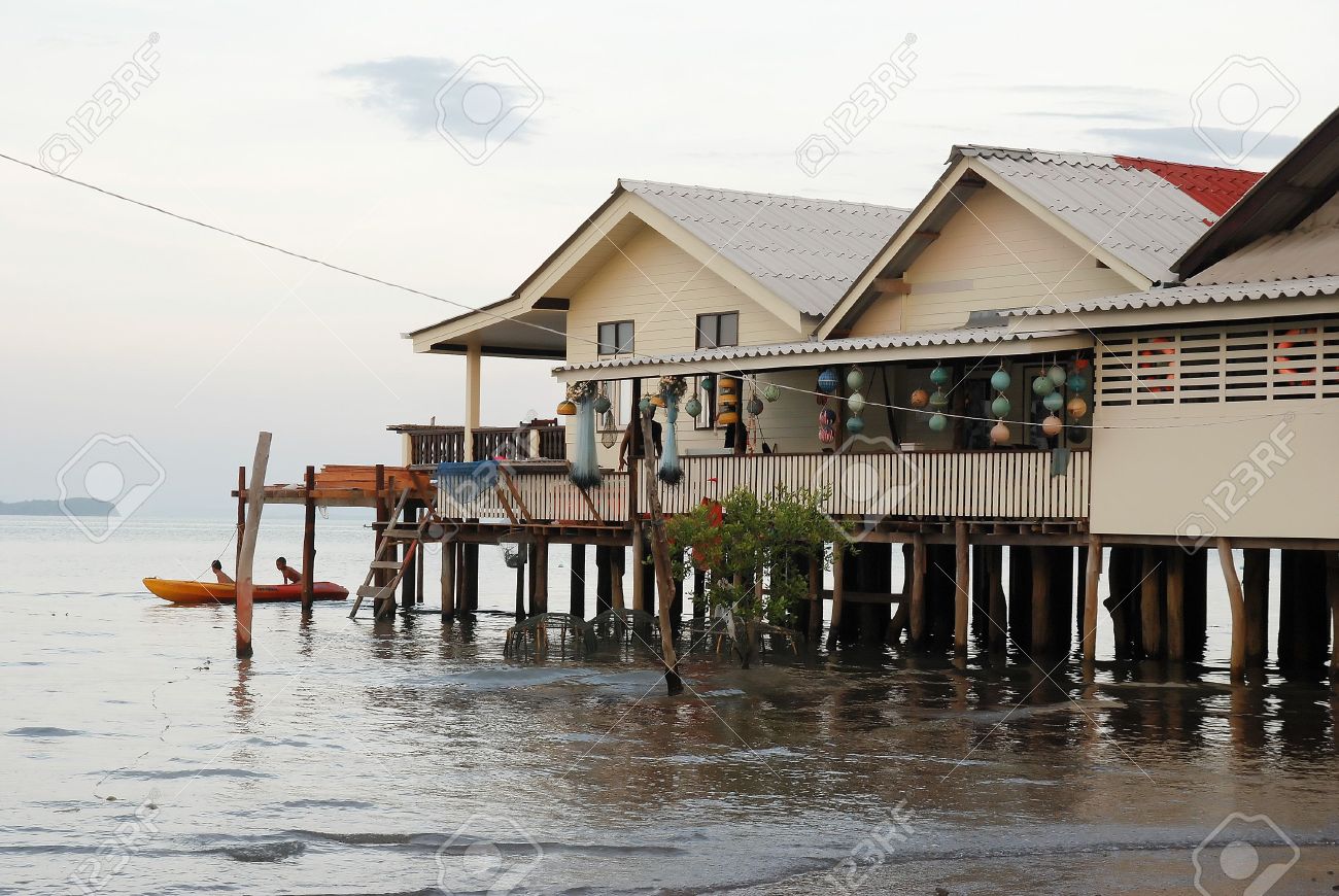 Casa su palafitte sopra il mare. la città vecchia, isola di lanta ... Case di legno su palafitte
