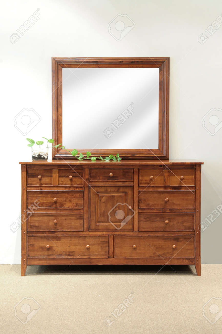 Hazel gomma legno tinto grana specchio credenza con cassetti per ...