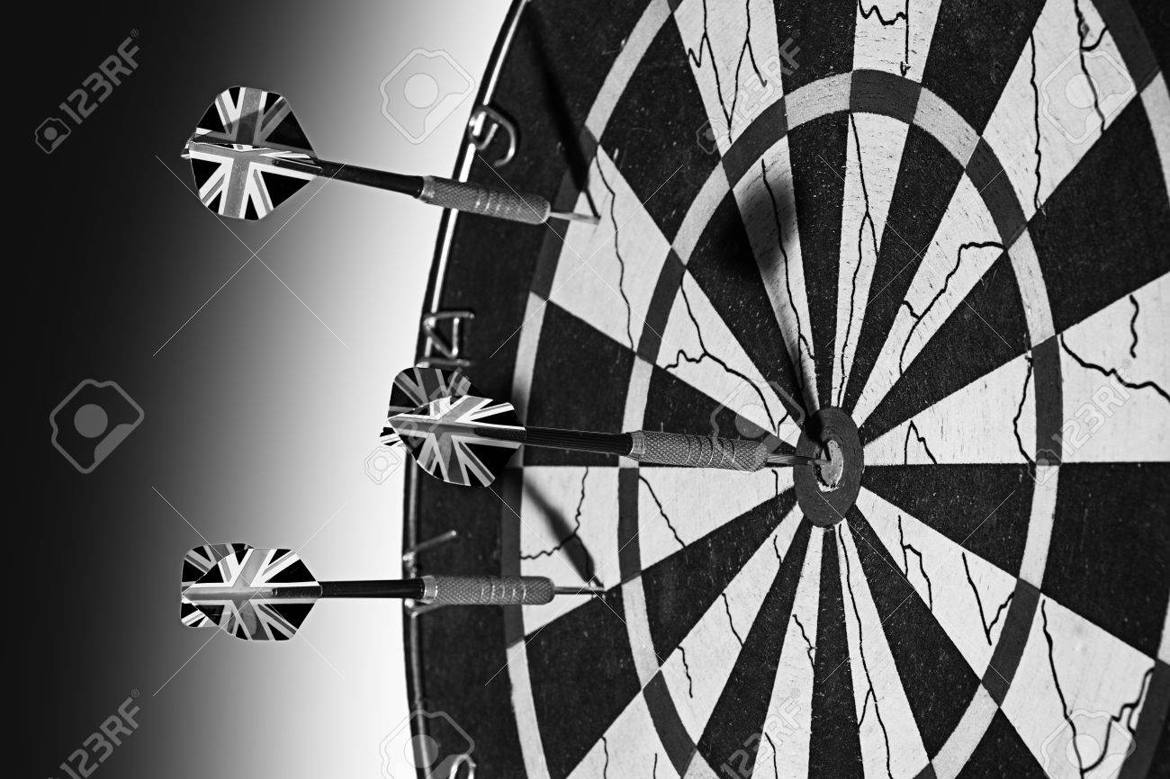Darts zwart wit foto van dartbord en pijlen royalty vrije foto ...