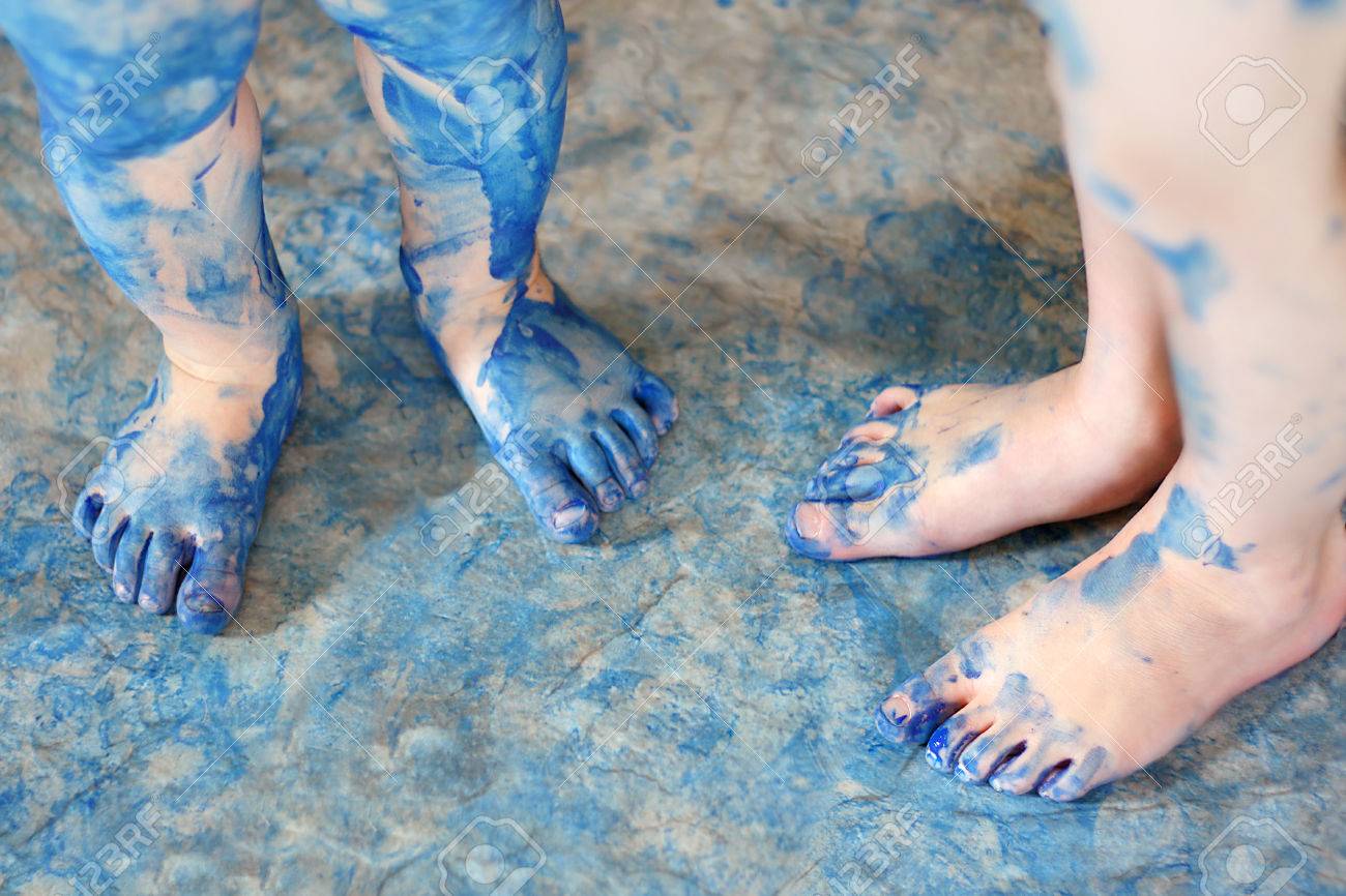 Resultado de imagen de HUELLAS DE PIES AZULES SUELO