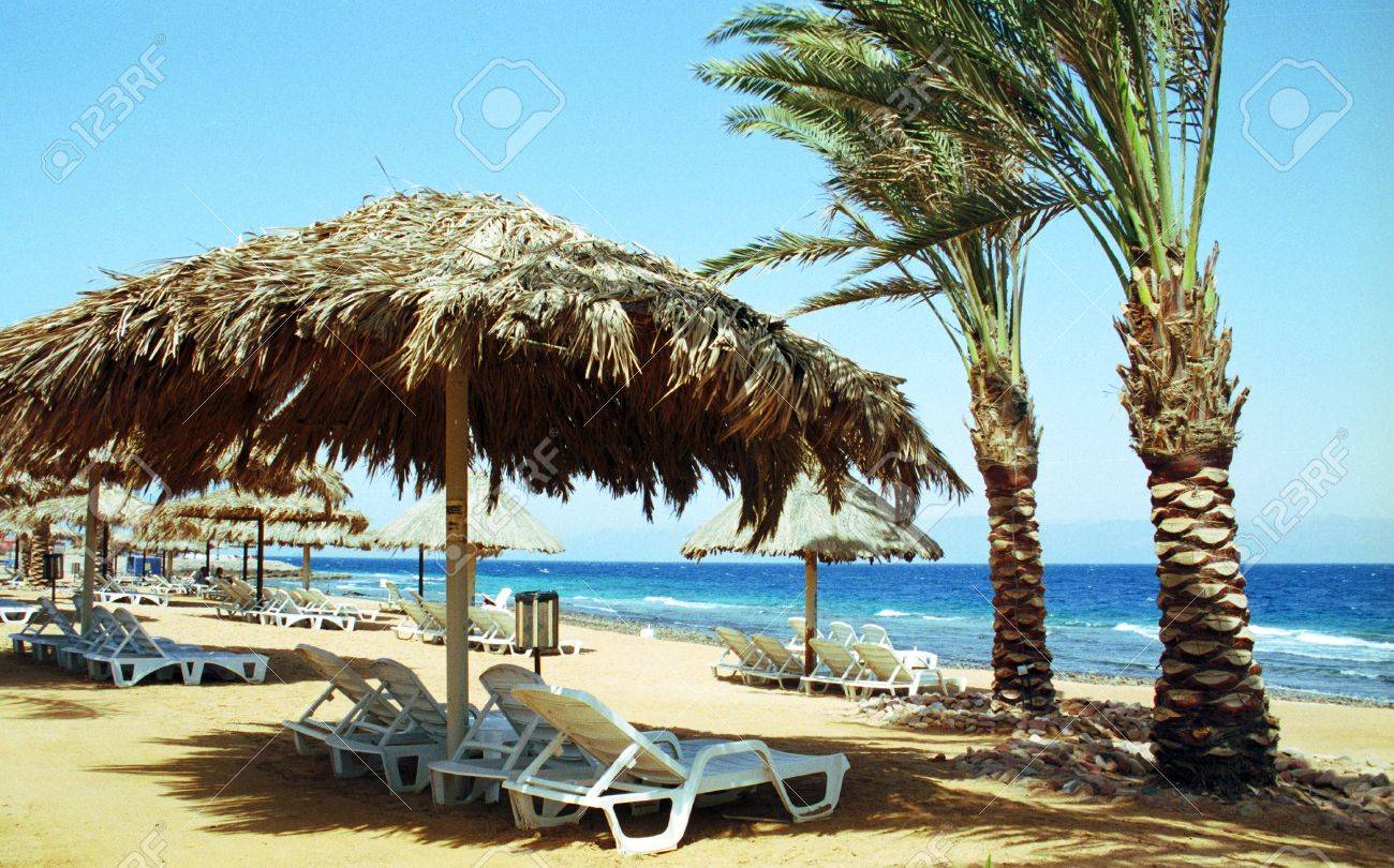 Lounge stoel en parasol op het strand resort, rode zee royalty ...