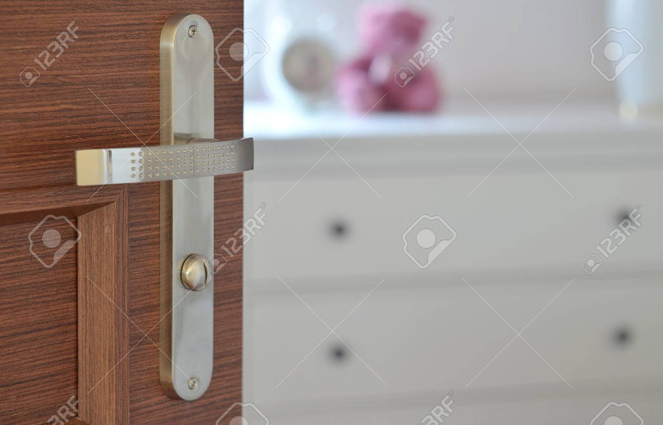Vue de la porte ouverte en bois moderne avec du chrome métallique ...