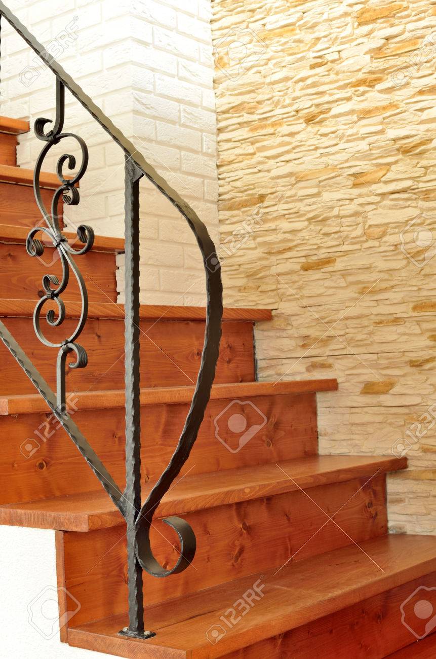 Scala interna in legno con ringhiera in ferro battuto e pietra ... Disegno Scala Parete
