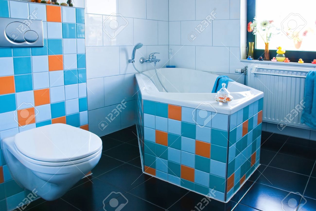 Witte bad kamer, zwarte woord, kleurrijke, met tegels in ...